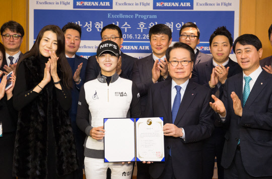 대한항공 지창훈 사장(오른쪽 두번째)과 조현민 통합커뮤니케이션실 전무(왼쪽 첫번째)가 박성현 선수(왼쪽 두번째)와 기념사진을 찍고 있다.<대한항공 제공>